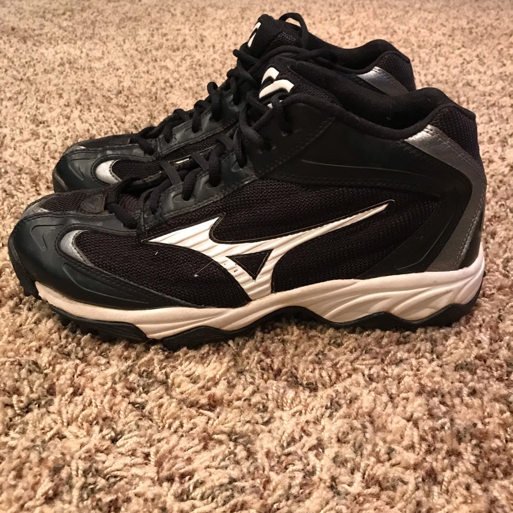 A pair of Mizuno baseball cleats.